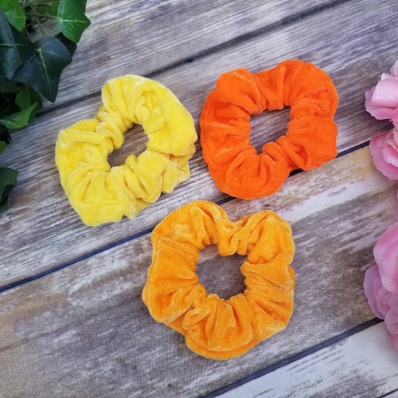 Brandy Melville Photo + 3 Velvet Sunshine Scrunchi - Picture 2 of 6